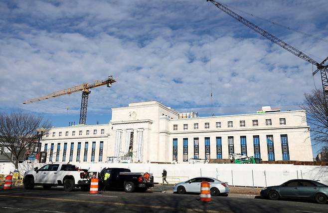 Cranes loom over the construction site of the U.S. Federal Reserve headquarters amid renovations of the building in Washington on Jan. 12. [REUTERS/YONHAP]