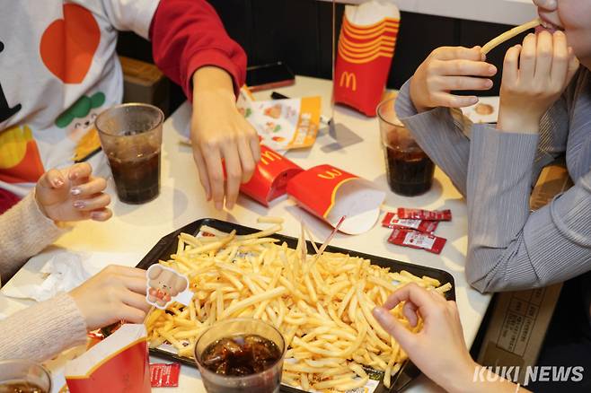 5일 서울 강남구 맥도날드 신사역점에서 맥도날드와 당근마켓이 주최한 ‘감튀모임’이 열린 가운데 참가자들이 감자튀김을 먹으며 이야기를 나누고 있다. 임은재 기자&nbsp;