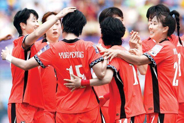 한국 여자 축구대표팀 선수들이 5일 호주에서 열린 2026 AFC 아시안컵 조별리그 A조 2차전에서 필리핀을 상대로 두 번째 골을 뽑아낸 뒤 기뻐하고 있다. AFP연합뉴스