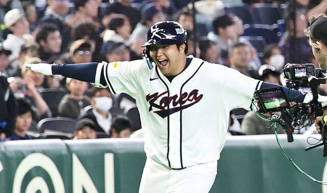 문보경이 5일 일본 도쿄돔에서 열린 2026 WBC 조별리그 C조 체코와의 1차전 1회말에 만루홈런을 친 뒤 비행기 세리머니를 하며 그라운드를 돌고 있다. 조별리그를 통과해 전세기를 타고 2라운드가 열리는 미국 마이애미로 가자는 의미의 대표팀 공식 세리머니다. 연합뉴스