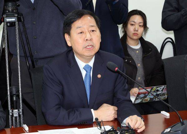 구윤철 부총리 겸 재정경제부 장관이 6일 국회의원회관에서 열린 중동 상황 관련 경제 분야 대응방향 당정협의회에서 인사말을 하고 있다. 연합뉴스