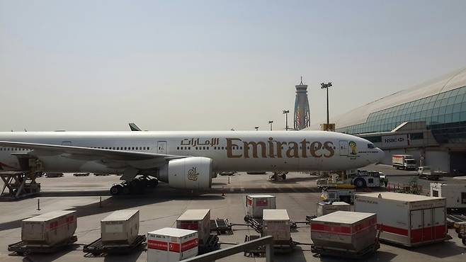 두바이국제공항(DXB)의 아랍에미리트 항공/사진=언스프래쉬