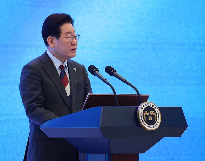 이재명 대통령이 지난 5일 청와대 영빈관에서 열린 2026 밀라노-코르티나담페초 동계올림픽 선수단 격려 오찬에서 격려사를 하고 있다. [연합뉴스]