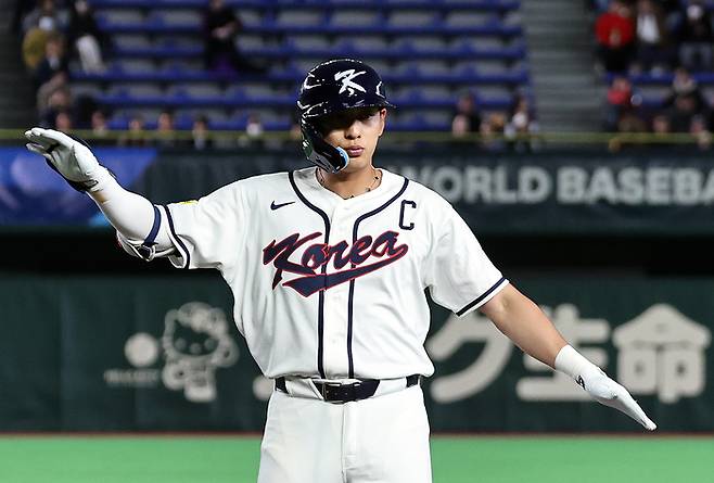 (도쿄=뉴스1) 구윤성 기자 = 5일 오후 일본 도쿄돔에서 열린 2026 월드베이스볼클래식 C조 1차전 대한민국과 체코의 경기. 대한민국의 1회말 공격 1사 1루 상황때 이정후가 안타를 친 뒤 세리머니하고 있다. 2026.3.5/뉴스1