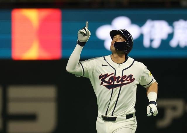 5일 일본 도코돔에서 열린 2026 월드베이스볼클래식(WBC) 조별리그 C조 1차전 한국과 체코의 경기. 5회말 1사 1루 한국 셰이 위트컴이 2점 홈런을 친 뒤 자축하고 있다. 사진=연합뉴스