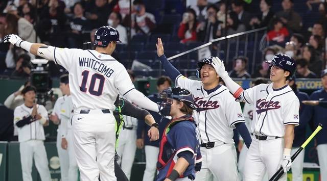 5일 일본 도코돔에서 열린 2026 월드베이스볼클래식(WBC) 조별리그 C조 1차전 한국과 체코의 경기. 5회말 1사 1루 한국 셰이 위트컴이 2점 홈런을 친 뒤 동료들과 자축하고 있다. 사진=연합뉴스