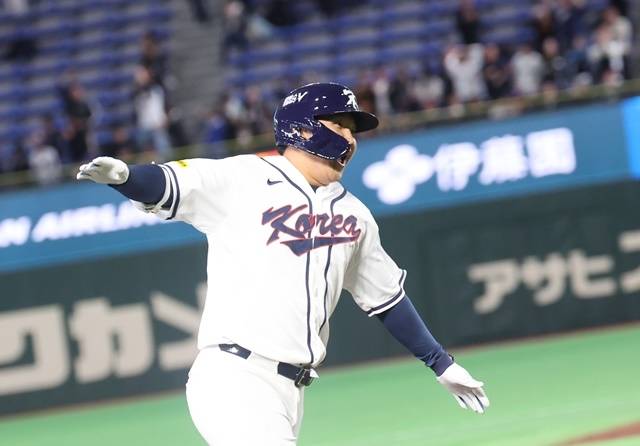 5일 일본 도코돔에서 열린 2026 월드베이스볼클래식(WBC) 조별리그 C조 1차전 한국과 체코의 경기. 1회말 1사 만루 한국 문보경이 만루 홈런을 친 뒤 기뻐하고 있다. 사진=연합뉴스