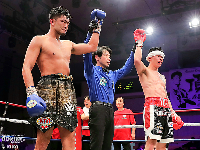 도전자 모리와키 유이토와 챔피언 윤덕노가 2025년 12월 일본 도쿄 고라쿠엔홀에서 세계복싱기구 아시아태평양 및 동양태평양복싱연맹 슈퍼미들급 통합타이틀매치 부상 무승부 선언을 받고 있다. 모리와키의 머리에 부딪힌 윤덕노의 오른쪽 눈 위가 크게 찢어졌다. 사진=ボクシングモバイル(boxmob.jp) 제공