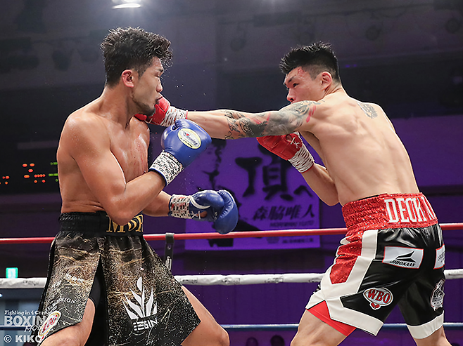 챔피언 윤덕노가 2025년 12월 일본 도쿄 고라쿠엔홀 세계복싱기구 아시아태평양 및 동양태평양복싱연맹 슈퍼미들급 통합타이틀매치에서 도전자 모리와키 유이토를 공격하고 있다. 사진=ボクシングモバイル(boxmob.jp) 제공