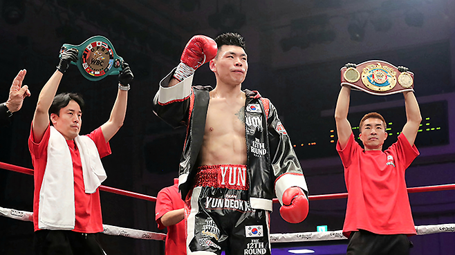 윤덕노가 2025년 12월 일본 도쿄 고라쿠엔홀에서 슈퍼미들급 통합 챔피언으로 소개되고 있다. 왼쪽은 동양태평양복싱연맹, 오른쪽은 세계복싱기구 아시아태평양 챔피언 벨트. 사진=ボクシングモバイル(boxmob.jp) 제공