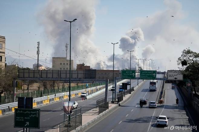 미국-이스라엘과 이란 간 전쟁 6일째인 5일 이란 수도 테헤란에서 공습을 받은 후 연기 구름이 솟아오르고 있다./사진=뉴스1.