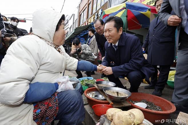 (영광=뉴스1) 김태성 기자 = 정청래 더불어민주당 대표가 6일 전남 영광군 영광터미널시장을 방문해 상인들과 인사를 나누고 있다. 2026.3.6/뉴스1  Copyright (C) 뉴스1. All rights reserved. 무단 전재 및 재배포,  AI학습 이용 금지. /사진=(영광=뉴스1) 김태성 기자