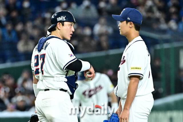 5일 일본 도쿄돔에서 열린 2026 월드 베이스볼 클래식(WBC) 조별리그 한국-체코 경기. 박동원이 5회초 1사 1-2루에 마운드에 올라 투수 정우주와 이야기를 나누고 있다./도쿄(일본)=한혁승 기자 hanfoto@mydaily.co.kr