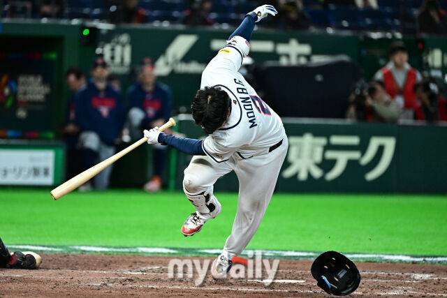 ▲ 문보경이 7회말 무사 2루에 체코 에르콜리가 던진 높은공을 피하고 있다.