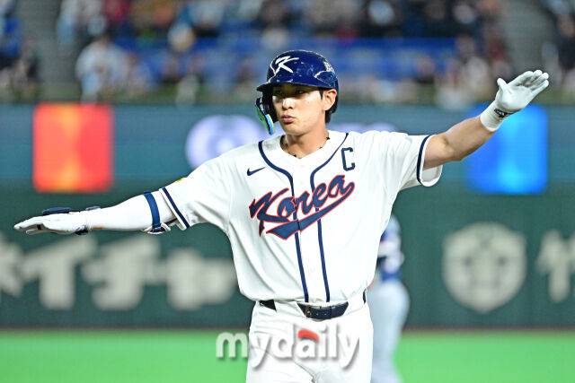 5일 일본 도쿄돔에서 열린 2026 월드 베이스볼 클래식(WBC) 조별리그 한국-체코 경기. 이정후가 1회말 1사 1루에 안타를 친 후 기뻐하고 있다./도쿄(일본)=한혁승 기자