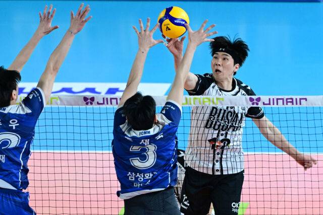 3세트부터 분위기 반전에 나선 전광인이 공격을 시도하고 있다. / 한국배구연맹(KOVO)