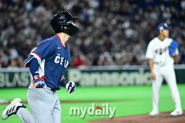 5일 일본 도쿄돔에서 열린 2026 월드 베이스볼 클래식(WBC) 조별리그 한국-체코 경기. 체코 바브라가 5회초 1사 1-2루에 한국 정우주에게 쓰리런을 친 후 기뻐하고 있다./도쿄(일본)=한혁승 기자 hanfoto@mydaily.co.kr