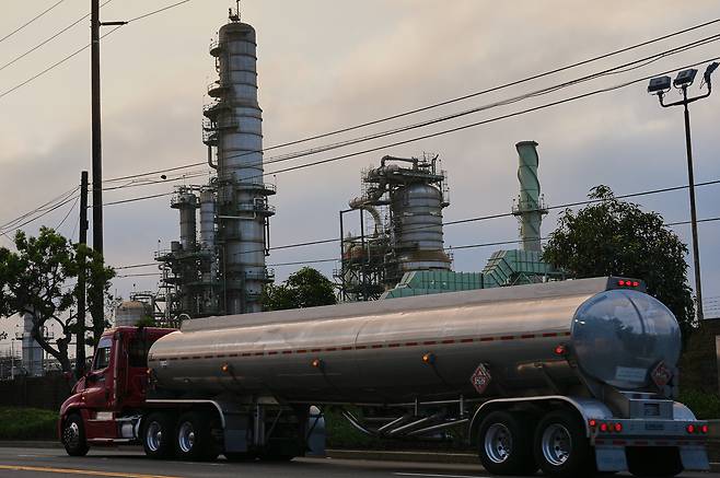 4일(현지시간) 미국 캘리포니아주 엘세군도에 위치한 캘리포니아 최대 석유 처리 시설 중 하나인 셰브론 정유 공장에서 정제된 석유 제품을 실은 유조 트럭이 이동하고 있다. [AP]