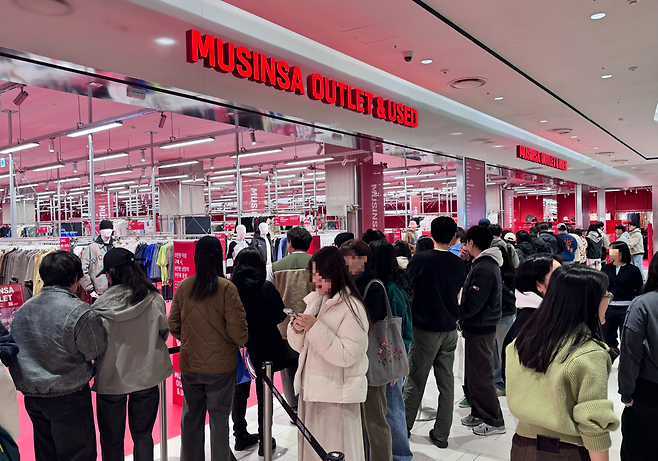 5일 서울 은평구 진관동 롯데몰 은평점 지하1층에 문을 연 ‘무신사 아울렛’ 1호 매장 앞에 긴 대기줄이 늘어섰다. [김진 기자]