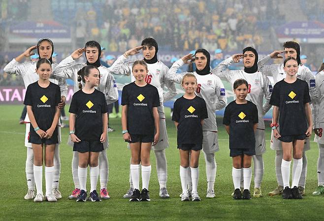 [골드코스트=AP/뉴시스] 이란 여자 축구대표팀, 호주와의 2026 아시아축구연맹(AFC) 여자 아시안컵 조별리그 A조 2차전에 앞서 국가 제창과 함께 경례. 2026.03.05.