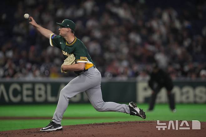 [도쿄=AP/뉴시스] 호주 투수 코엔 윈이 6일 일본 도쿄돔에서 열린 2026 월드베이스볼클래식(WBC) 조별리그 C조 2차전 체코와의 경기에 두 번째 투수로 등판해 공을 던지고 있다. 2026.03.06.