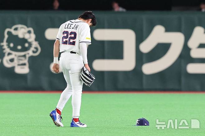 [도쿄=뉴시스] 권창회 기자 = 5일 일본 도쿄돔에서 열린 2026 WBC 조별리그 C조 1차전 한국과 체코와의 경기, 4회초 1사2루 한국 중견수 이정후가 체코 멘시크의 안타때 홈 송구를 하다 넘어진 뒤 발목을 돌려보고 있다. 2026.03.05. kch0523@newsis.com