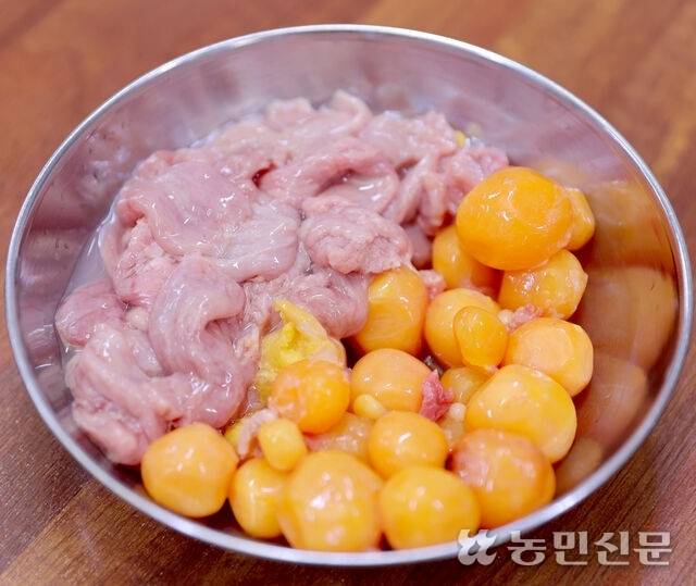 닭알은 산란 전 암탉의 배 속에 있는 알로 노른자만 있는 상태다. 알집은 흰자와 껍데기가 만들어지는 난관 부위로 곱창처럼 길고 속이 꽉 차 있다. 인천=김원철 프리랜서 기자