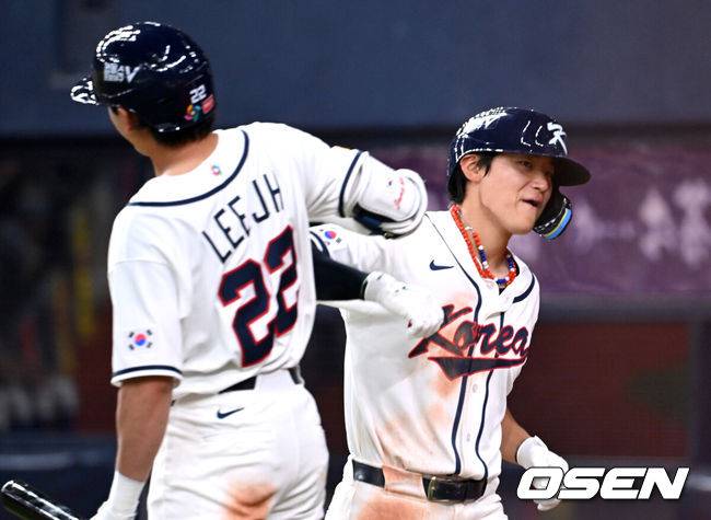 [OSEN=오사카(일본), 손용호 기자] 2일 일본 오사카 교세라돔에서 월드베이스볼클래식(WBC) 공식 연습 경기 한국 야구 대표팀과 한신 타이거스의 경기가 열렸다.우리 대표팀은 3일 같은 장소에서 오릭스 버팔로스와 연습 경기 2차전을 치른 뒤 5일 일본 도쿄돔에서 체코와 WBC 조별리그 1차전에서 격돌한다.5회초 무사에사 한국 김도영이 솔로 홈런을 치고 이정후와 하이파이브를 하고 있다. 2026.03.02 /spjj@osen.co.kr