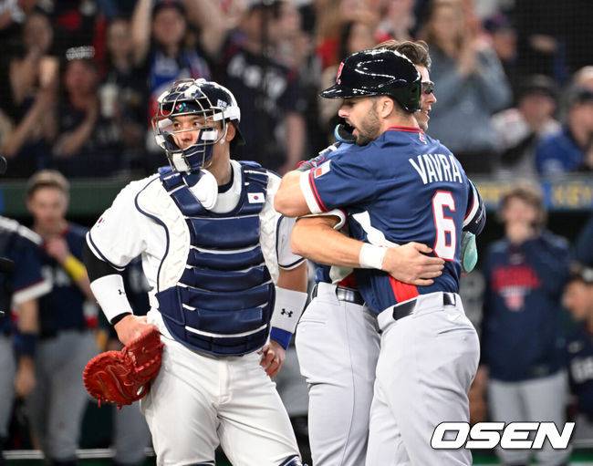 [OSEN=도쿄(일본), 손용호 기자] 5일 일본 도쿄돔에서 월드베이스볼클래식(WBC) 조별리그 C조 한국과 체코의 경기가&nbsp;열렸다. 5회초 1사 1,2루에서 체코 테린 바브라가 스리런 홈런을 치고 환호하고 있다. 2026.03.05&nbsp;/spjj@osen.co.kr