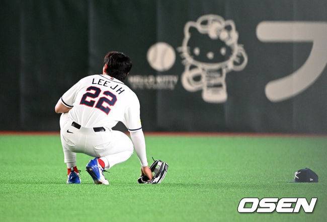 [OSEN=도쿄(일본), 손용호 기자] 5일 일본 도쿄돔에서 월드베이스볼클래식(WBC) 조별리그 C조 한국과 체코의 경기가&nbsp;열렸다.한국은 소형준, 체코는 다니엘 파디샥을 선발투수로 내세웠다.2006년 4강, 2009년 준우승을 차지한 경험이 있는 한국은 이후 3개 대회(2013년, 2017년, 2023년)에서 모두 8강 토너먼트 진출에 실패했다. 이번 대회에서는 17년 만에 본선 토너먼트 진출을 노린다.4회초 1사 2루에서 한국 이정후가 체코 무지크의 안타 때 송구하며 넘어지고 있다. 2026.03.05&nbsp;/spjj@osen.co.kr