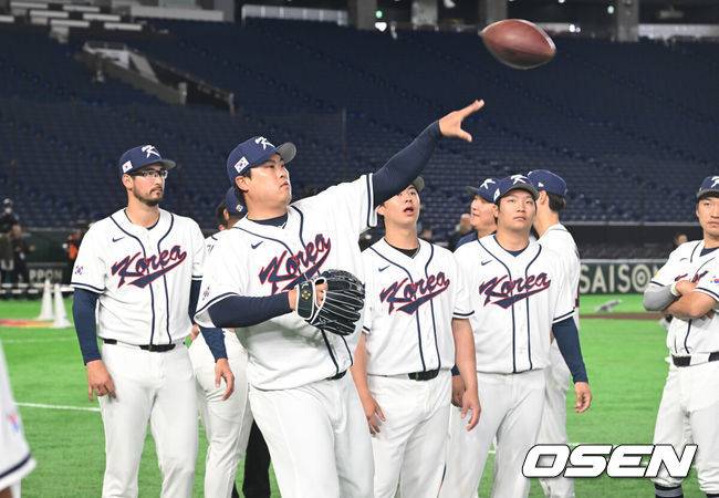 [OSEN=도쿄(일본), 손용호 기자] 34일 일본 도쿄 도쿄돔에서 월드베이스볼클래식(WBC)대회를 하루 앞두고 한국 대표팀이 공식 훈련을 가졌다.우리 대표팀은 5일 일본 도쿄돔에서 체코와 WBC 조별리그 1차전에서 격돌한다.류현진이 럭비볼을 가지고 훈련을 하고 있다. 2026.03.04 /spjj@osen.co.kr