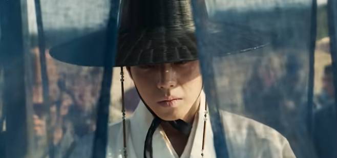 극&nbsp;중 인물인 단종(배우 박지훈)이 유배지로 향하고 있다. ‘왕과 사는 남자’ 공식 예고편 캡처