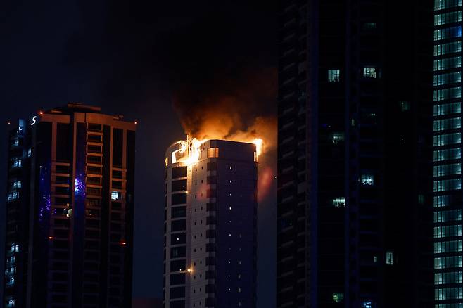 바레인 수도 마나마의 한 건물이 지난달 28일 이란 드론 공격을 받아 불타고 있다. 로이터연합뉴스