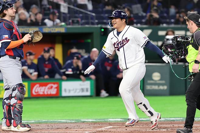 5일 일본 도쿄돔에서 열린 2026 월드베이스볼클래식(WBC) 조별리그 C조 1차전 한국과 체코의 경기, 1회말 1사 주자 만루 한국 문보경이 만루홈런을 친뒤 홈으로 들어오고 있다. 뉴시스