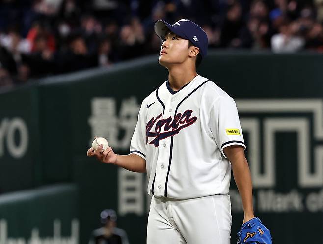 5일 일본 도쿄돔에서 열린 2026 월드베이스볼클래식(WBC) 조별리그 C조 1차전 한국과 체코의 경기&nbsp;대한민국 투수 정우주가 5회초 무사 1,2루 상황 체코의 바브라에게 홈런을 허용한 뒤 아쉬워하고 있다. 뉴스1