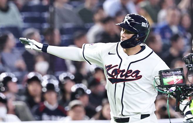 5일 일본 도쿄돔에서 열린 2026 월드베이스볼클래식(WBC) 조별리그 C조 1차전 한국과 체코의 경기&nbsp;5회말 1사 1루 한국 셰이 위트컴이 2점 홈런을 친 뒤 자축하고 있다. 연합뉴스