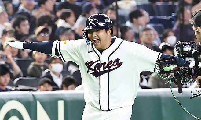 5일 일본 도쿄돔에서 열린 2026 WBC 조별리그 C조 1차전 대한민국과 체코의 경기. 1회말 1사 만루 문보경이 만루 홈런을 치고 그라운드를 돌고 있다. 연합뉴스