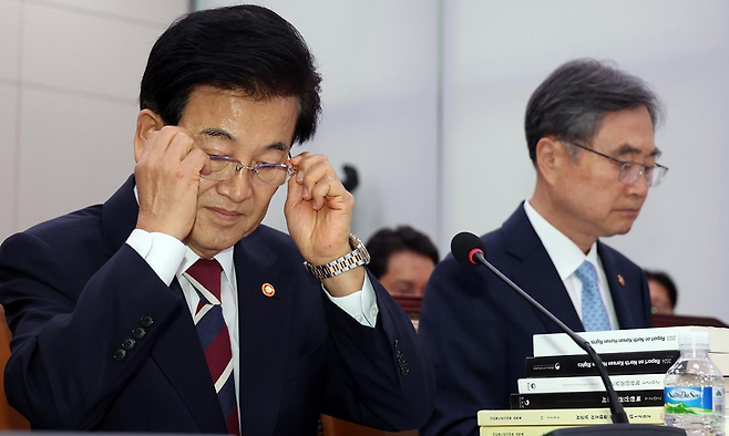 정동영 통일부 장관(왼쪽)과 조현 외교부 장관이 지난해 10월 열린 국회 외교통일위원회 회의에 참석해 의원들과의 질의응답에 앞서 답변 자료를 살펴보고 있다. 세계일보 자료사진