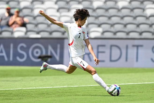 북한 여자 축구대표 명유정이 6일(한국시간) 호주 시드니 컴뱅크 스타디움에서 열린 2026 AFC 여자 아시안컵 조별리그 B조 방글라데시와 경기에서 페널티킥을 하고 있다. 시드니 EPA 연합뉴스