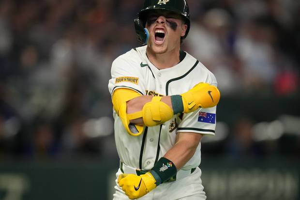 호주 야구대표팀의 트래비스 바자나가 5일 일본 도쿄돔에서 열린 2026 WBC 조별리그 C조 1차전 대만과의 경기에서 홈런을 때려낸 뒤 포효하고 있다. AP연합뉴스