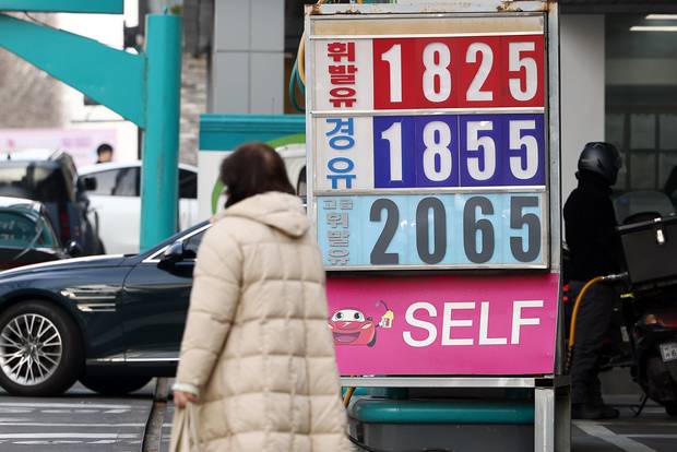 지난달 28일(현지시간) 발발한 미국과 이스라엘의 이란 공습 여파로 국내 주유소 휘발유와 경유 가격이 가파르게 상승하고 있는 5일 서울의 한 주유소에 유류 가격이 표시돼 있다. 연합뉴스