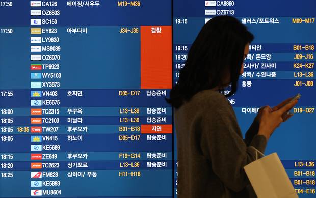 미국과 이스라엘의 이란 공습과 이에 맞선 이란의 보복으로 중동 하늘길이 사실상 마비된 가운데 5일 인천국제공항 1터미널 전광판에 아부다비행 항공편 결항 문구가 표시되고 있다.(기사 이해를 돕기 위한 사진). 뉴스1