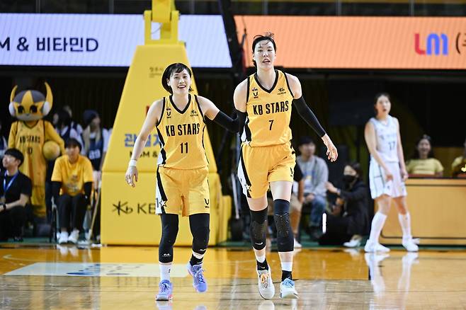 2026 FIBA 여자농구 월드컵 최종예선에 출전하는 KB스타즈 강이슬(왼쪽), 박지수가 후배 선수들을 향한 조언을 건넸다. 사진제공ㅣWKBL