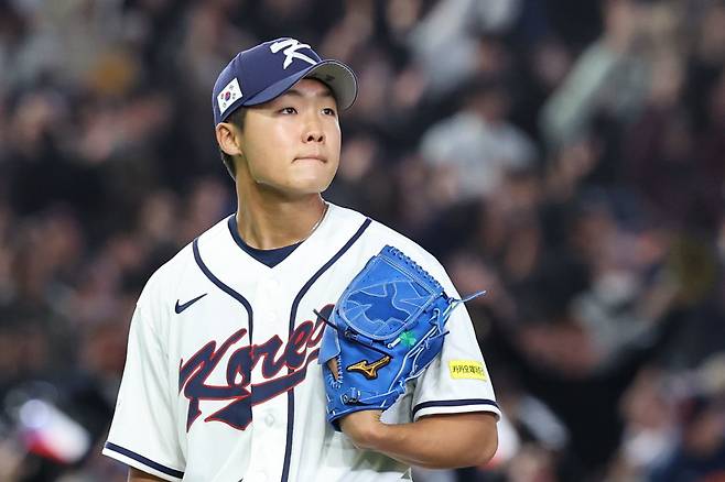 WBC 야구 대표팀 정우주가 5일 일본 도쿄돔에서 열린 대회 본선 1라운드(C조) 체코전에서 5회초 체코 바브라에게 3점홈런을 허용한 뒤 타구가 날아간 방향을 바라보고 있다. 도쿄｜뉴시스