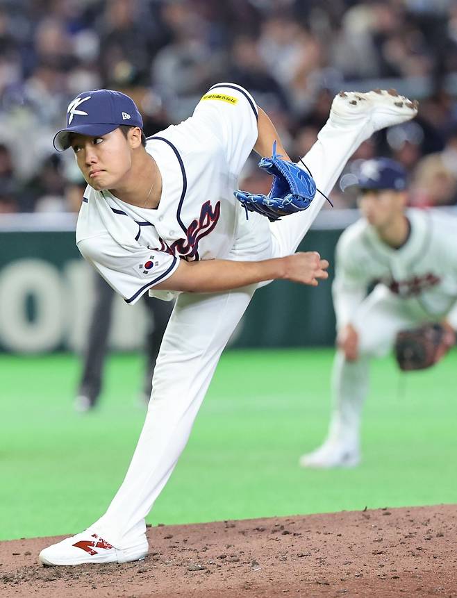 WBC 야구 대표팀 정우주가 5일 일본 도쿄돔에서 열린 대회 본선 1라운드(C조) 체코전에서 5회초에 등판해 힘차게 공을 던지고 있다. 도쿄｜뉴시스