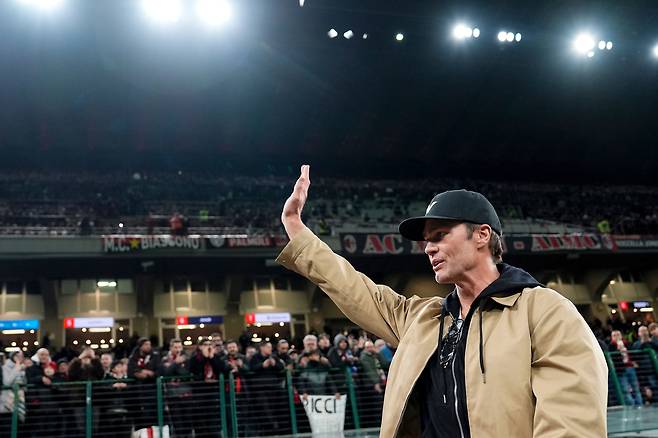 미국프로풋볼(NFL) 스타 출신 톰 브래디가 지난달 18일 이탈리아 밀라노에서 열린 AC밀란과 코모의 세리에A 경기에 앞서 관중을 향해 손을 흔들고 있다. AP