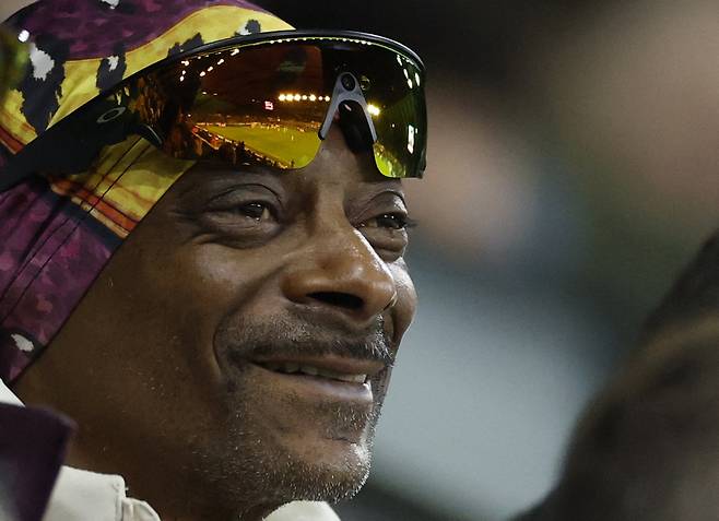 잉글랜드 챔피언십 스완지 시티 공동 구단주인 래퍼 스눕 독이 지난달 24일 영국 웨일스 스완지의 스완지닷컴 스타디움에서 열린 스완지 시티와 프레스턴 노스엔드의 경기에서 관중석에서 경기를 지켜보고 있다. 로이터