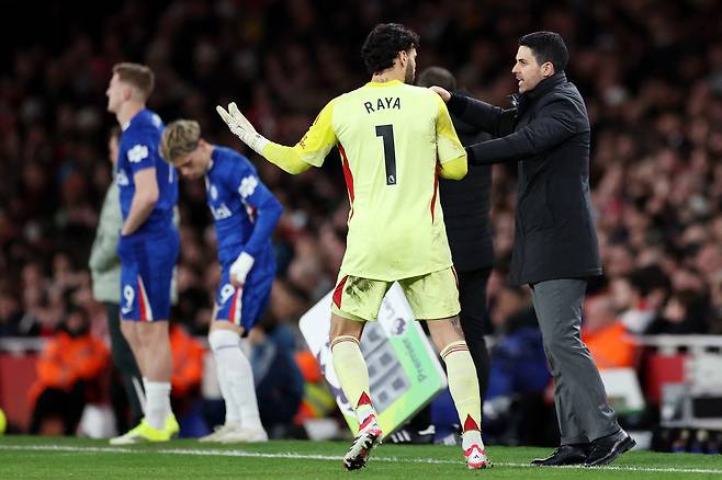 아스널 미켈 아르테타 감독이 지난 1일 영국 런던 에미레이츠 스타디움에서 열린 잉글랜드 프리미어리그 첼시전 도중 골키퍼 다비드 라야에게 지시를 하고 있다. 로이