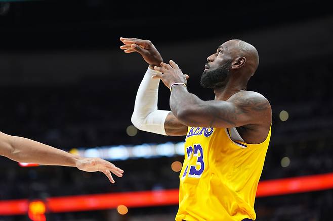 르브론 제임스가 6일 미국 콜로라도주 덴버의 볼 아레나에서 열린 덴버 너기츠와 2025~2026 미국프로농구 정규리그 원정 경기에서 슛을 던진 후 림을 바라보고 있다.  덴버 | AP연합뉴스