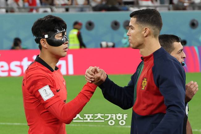 대한민국 축구대표팀 손흥민과 포르투갈 축구국가대표팀 크리스티아누 호날두가 2일(현지시간) 카타르 알라이얀 에듀케이션 시티 스타디움에서 열린 2022 카타르 월드컵 조별리그 H조  경기 시작 전 손을 맞잡고 있다. / 알 라이얀|권도현 기자